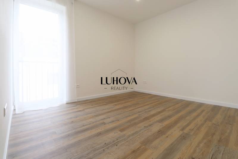 Na PRENÁJOM_v NOVOSTAVBE krásny 3-izbový byt s parkovacím státím - Izba v 3-izbovom byte s podlahou s dreveným dekorom a jednoduchým dizajnom.