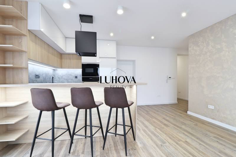 Na PRENÁJOM_v NOVOSTAVBE krásny 3-izbový byt s parkovacím státím - Kuchyňa s barovým pultom a podlahou s dreveným dekorom v 3-izbovom byte.