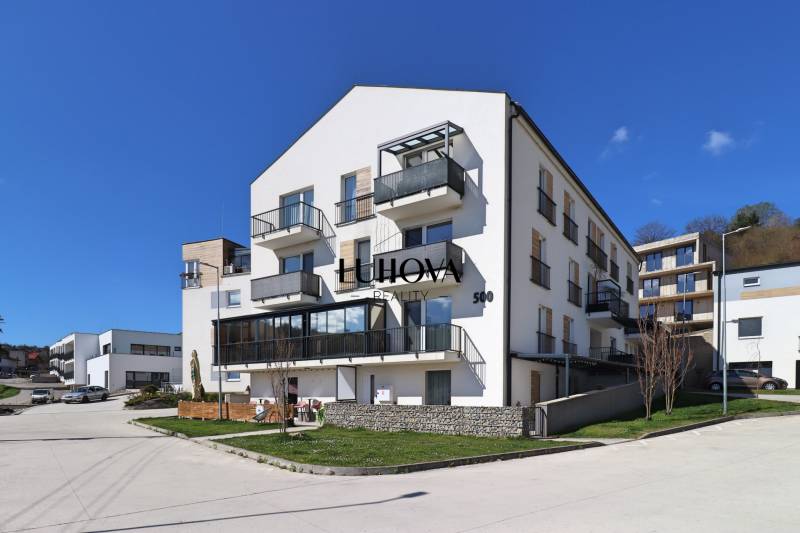 Na PRENÁJOM_v NOVOSTAVBE krásny 3-izbový byt s parkovacím státím - Bytový dom na ulici Streženice v Púchove ponúka rôzne rezidenčné možnosti.