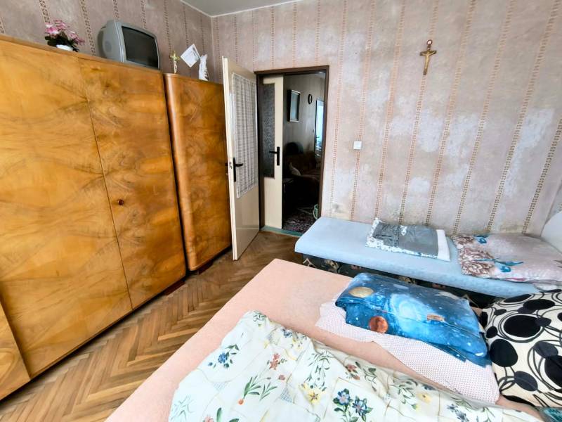‼️ PARTIZÁNSKE - 3,5 IZBOVÝ BYT NA PREDAJ, VEĽKÁ OKRUŽNÁ ‼️ - Spálňa v 3-izbovom byte s veľkým dreveným šatníkom a podlahou s dreveným dekorom.