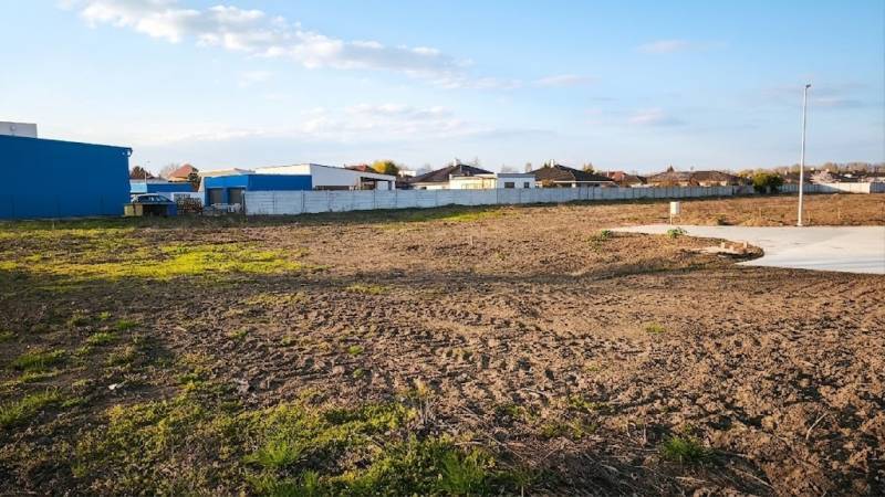 I Na predaj komerčný stavebný pozemok – Kráľová nad Váhom - Komerčné pozemky v Kráľovej nad Váhom s rozľahlou otvorenou plochou a oplotenými budovami.