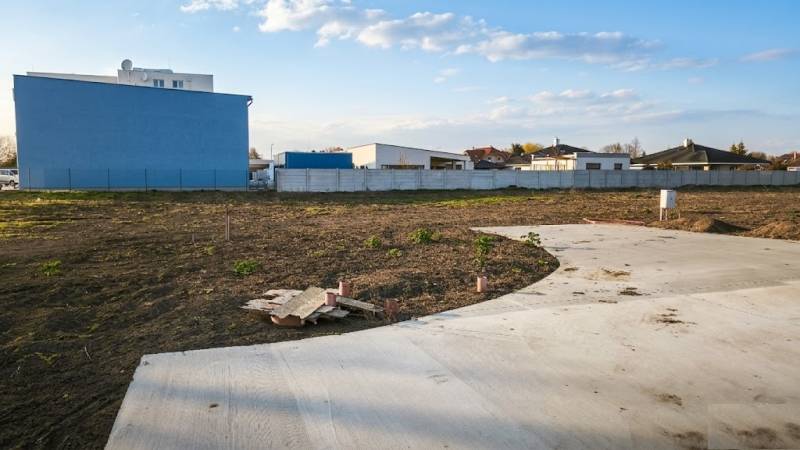 I Na predaj komerčný stavebný pozemok – Kráľová nad Váhom - Exteriér v Kráľovej nad Váhom s komerčnými pozemkami pripravenými na vybudovanie.