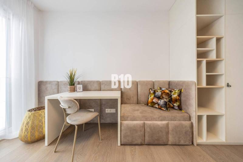 LUXUSNÝ 3-IZBOVÝ BYT NA MIERU V NADČASOVEJ NOVOSTAVBE NA ZAČIATKU KOLI - Pracovný kút s kreslom, stolom, lavicou a policami v 3-izbovom byte.