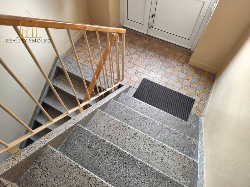 EXKLUZÍVNE: Priestranný 2-izbový byt s vlastnou malou záhradkou v srdc - Schodisko v bytovom dome na Mierovej ulici v Sabinove s dlažbou.