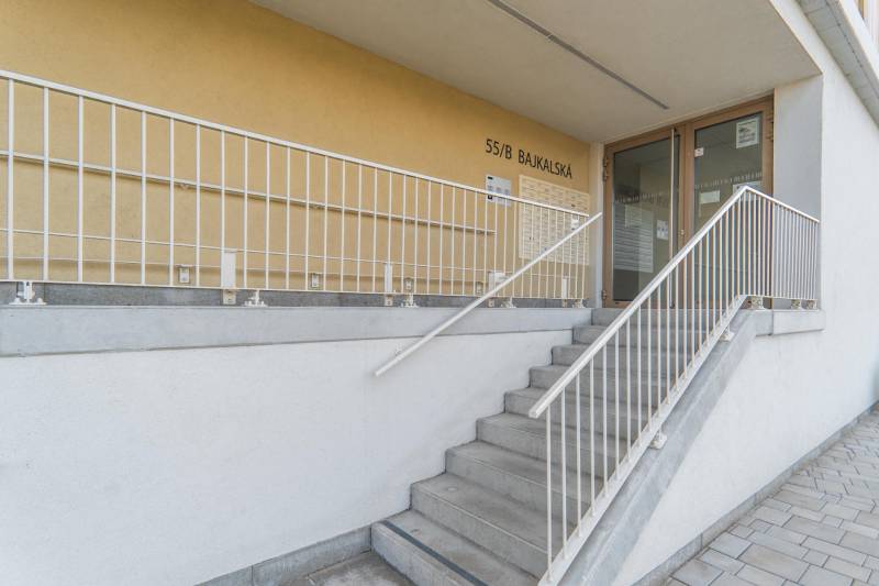 Bývanie ako z katalógu – Dizajnový 3-izbový byt s terasou a parkovaním - Vchod do 3-izbového bytu na Bajkalskej ulici v Bratislave, Ružinove so schodiskom.