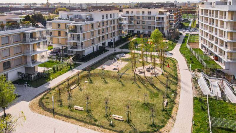 Bývanie ako z katalógu – Dizajnový 3-izbový byt s terasou a parkovaním - V Bratislave - Ružinove, medzi bytovými domami, sa rozprestiera zelený park s ihriskom.