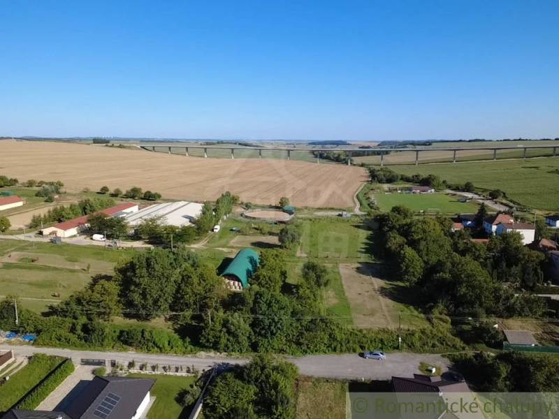 Stavebný pozemok pri Nitre so stavebným povolením v tichej lokalite - Hosťová ponúka rozľahlé pozemky na bývanie obklopené prírodou a poľami.