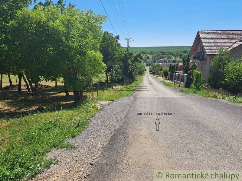 Stavebný pozemok pri Nitre so stavebným povolením v tichej lokalite - Cesta v Hosťovej obklopená zeleňou, vhodná pre pozemky - bývanie.
