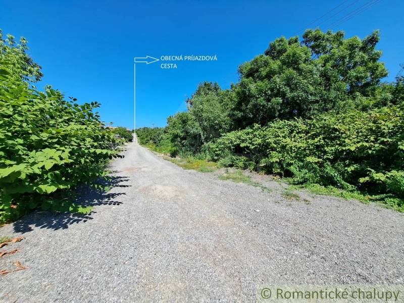 Stavebný pozemok pri Nitre so stavebným povolením v tichej lokalite - Prístupová cesta obklopená zeleňou v Hosťovej, vhodná pre Pozemky - bývanie.