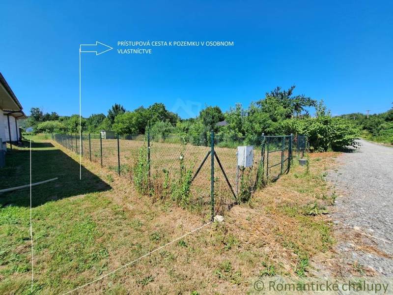 Stavebný pozemok pri Nitre so stavebným povolením v tichej lokalite - Plotom ohraničený pozemok na bývanie v Hosťovej so súkromnou prístupovou cestou.