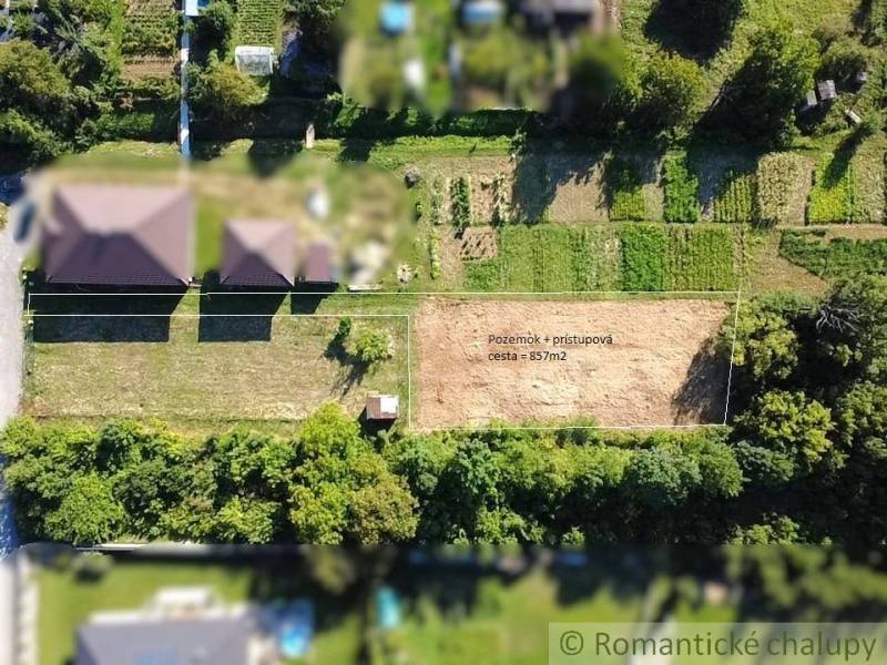 Stavebný pozemok pri Nitre so stavebným povolením v tichej lokalite - Pozemok na bývanie v Hosťovej, v záhrade s prístupovou cestou, veľký 857 m².