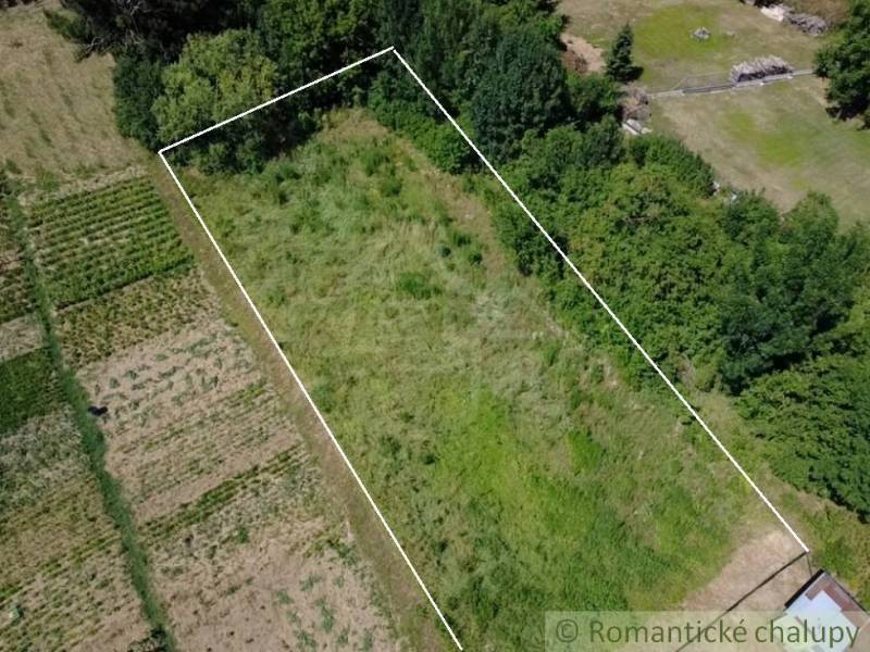 Stavebný pozemok pri Nitre so stavebným povolením v tichej lokalite - Pozemky na bývanie v Hosťovej, obklopené prírodou a stromami, ideálne na záhradu.