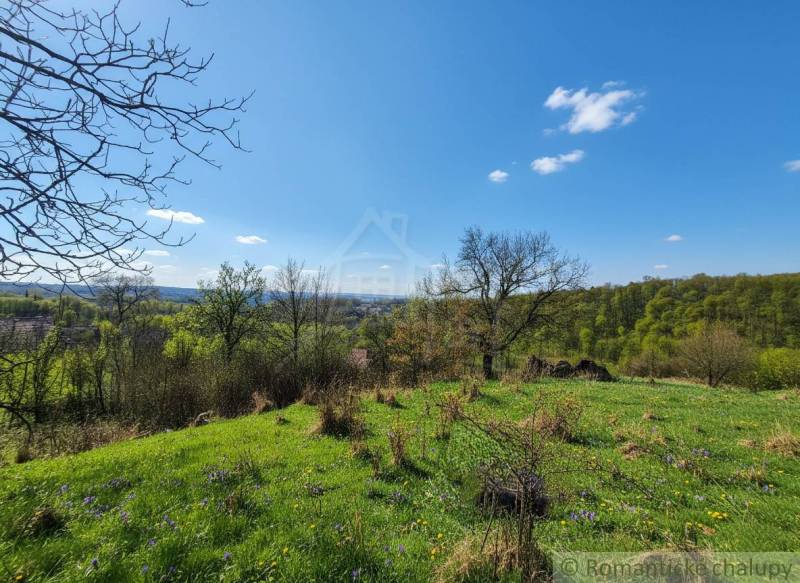 Vaša vlastná oáza na lazoch: Pozemok s dušou a krásnym výhľadom - Krajina v Krupine s rozkvitnutou lúkou vhodná na pozemky - bývanie s panoramatickým výhľadom.