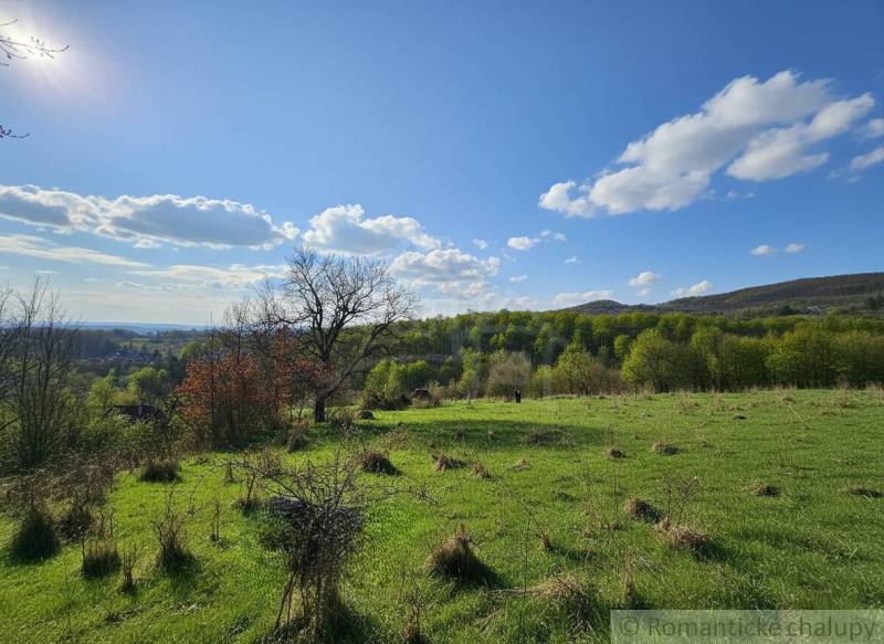 Vaša vlastná oáza na lazoch: Pozemok s dušou a krásnym výhľadom - Krajina v Krupine s lúkami a stromami, vhodná na Pozemky - bývanie.