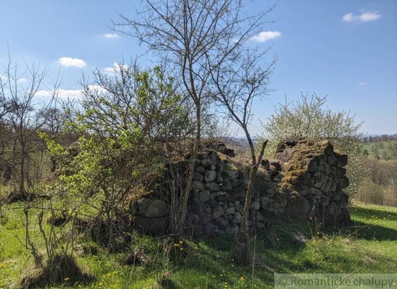 Vaša vlastná oáza na lazoch: Pozemok s dušou a krásnym výhľadom - Kamenitá ruina obklopená prírodou, ideálna pre Pozemky - bývanie v Krupine.