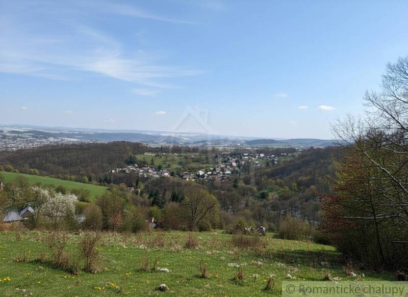 Vaša vlastná oáza na lazoch: Pozemok s dušou a krásnym výhľadom - Krajina s pohľadom na obec a okolitú prírodu v Krupine pre pozemky - bývanie.