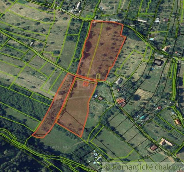 Vaša vlastná oáza na lazoch: Pozemok s dušou a krásnym výhľadom - Letecký pohľad na pozemky - bývanie v meste Krupina so zakreslením parciel.