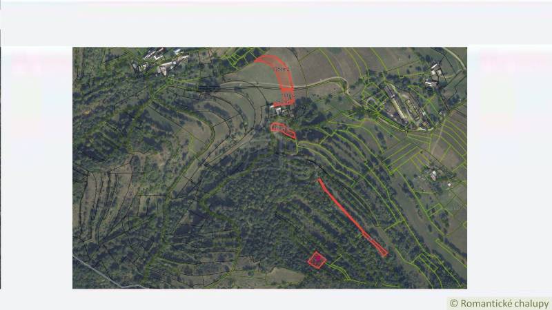 Veľký pozemok v srdci prírody pri Hornom Tisovníku - Letecký pohľad na rozparcelované pozemky pre bývanie v Hornom Tisovníku s lesnatou krajinou.
