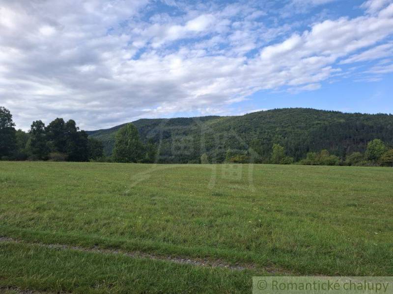 Veľký pozemok v srdci prírody pri Hornom Tisovníku - Rozľahlé lúky v Hornom Tisovníku vhodné pre pozemky - bývanie, obklopené zeleňou a lesmi.