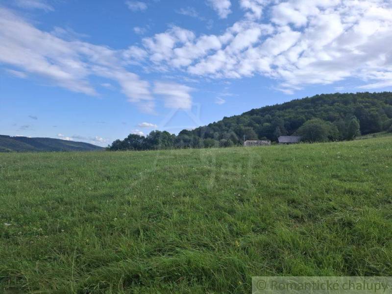 Veľký pozemok v srdci prírody pri Hornom Tisovníku - Zeleň a kopce v Hornom Tisovníku, ideálne pozemky - bývanie s prírodnou scenériou.