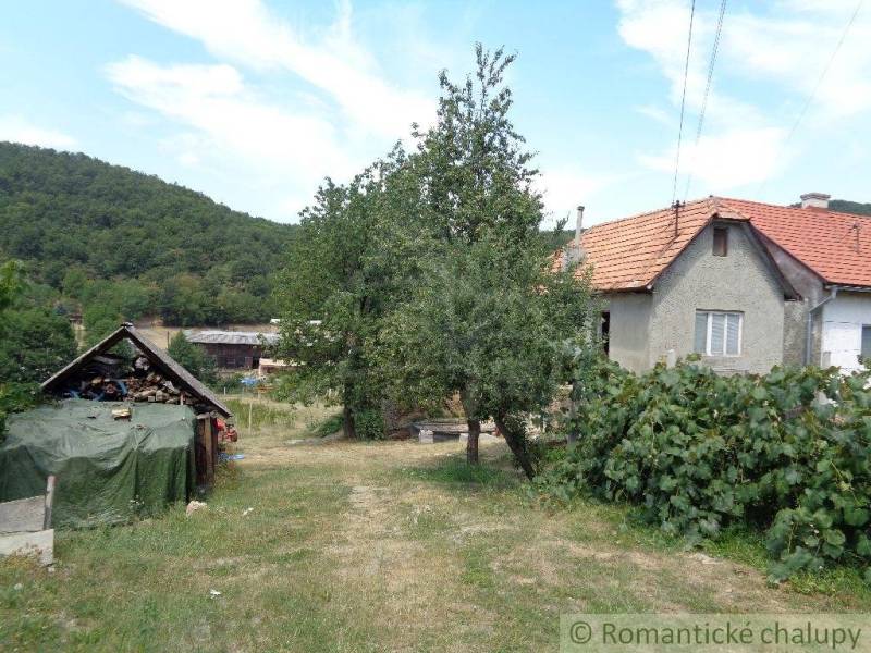 CENA DOHODOU Menší domček v príjemnom prostredí obce Šiatorská Bukovin - Rodinný dom v Šiatorskej Bukovinke s ovocným stromom, viničom a drevárňou v blízkosti lesa.