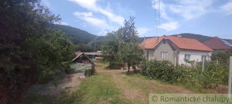 CENA DOHODOU Menší domček v príjemnom prostredí obce Šiatorská Bukovin - Rodinný dom v Šiatorskej Bukovinke s výhľadom na vrchy, záhrada so stromami a viničom.