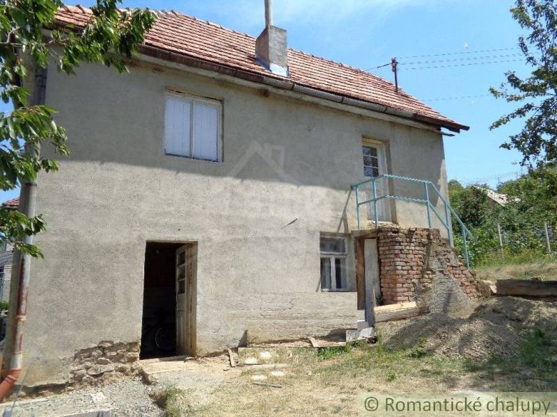 CENA DOHODOU Menší domček v príjemnom prostredí obce Šiatorská Bukovin - Rodinný dom v Šiatorskej Bukovinke so schodmi a stromom v exteriéri.
