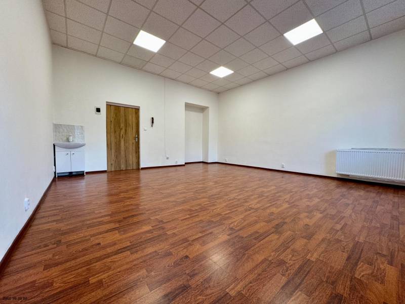Priestor na prenájom - 35 m2 - Moyzesova, Košice - Kancelária s umývadlom a podlahou s dreveným dekorom.