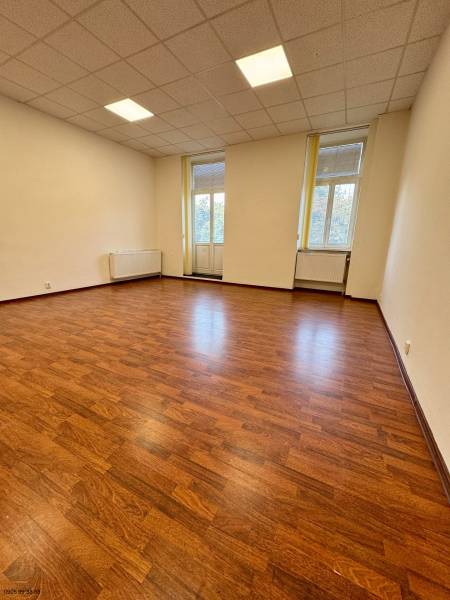 Priestor na prenájom - 35 m2 - Moyzesova, Košice - Kancelárie s podlahou s dreveným dekorom, svetlý interiér s veľkými oknami.