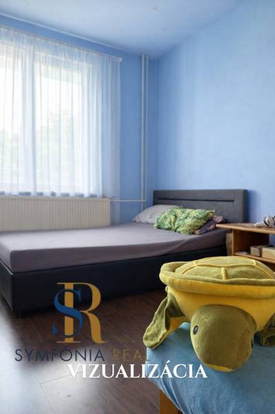 Miesto, ktoré dnes v meste nenájdete – 5i rodinný dom s potenciálom - Detská izba v rodinnom dome s modrými stenami a podlahou s dreveným dekorom.