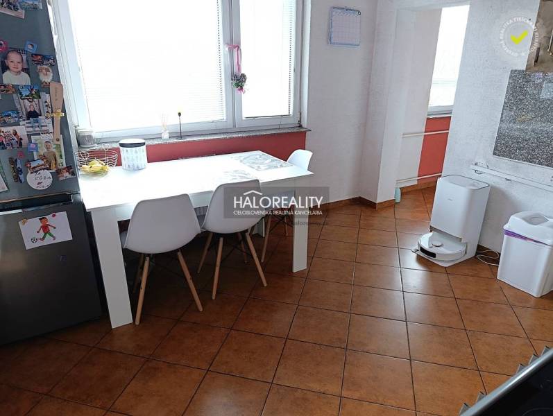 Prenájom, dvojizbový byt Nováky - Jedáleň v 2-izbovom byte s bielym stolom a hnedou dlážkou.