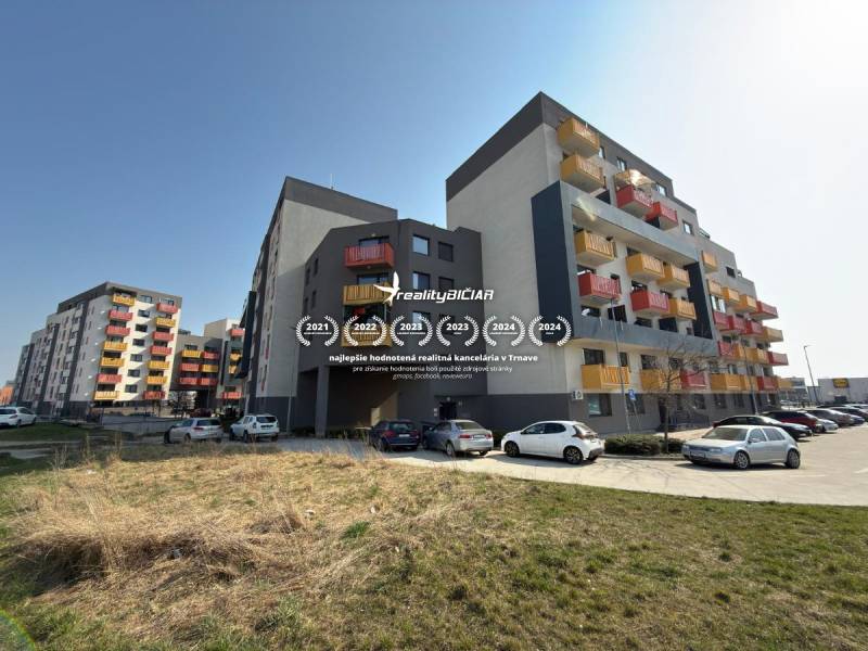 Na predaj moderný 2 izbový byt, komplex MIKO Trnava - Bytové domy na Mikovíniho ulici v Trnave s parkoviskom a zelenou plochou.