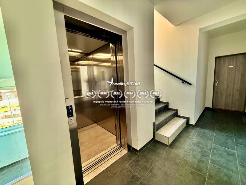 Na predaj moderný 2 izbový byt, komplex MIKO Trnava - Steny s výmenníkmi, výťah a schodisko v bytovke na Mikovíniho ulici v Trnave.