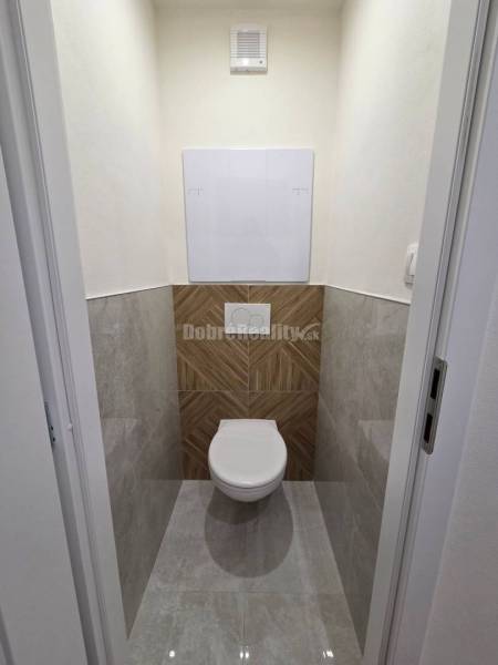 3 izbový byt na Starom Sídlisku o výmere 74m2. - WC s modernými obkladmi a dlažbou v 3-izbovom byte.
