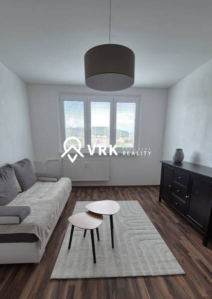 PRENÁJOM, 2 IZBOVÝ BYT, ŠTUDENTSKÁ, KOŠICE - SEVER - Obývačka s pohovkou a stolíkmi na ulici Študentská v 2-izbovom byte.