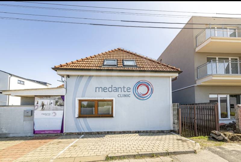 Na predaj dom ktorý môže slúžiť na podnikanie alebo bývanie vo Vrakuni - Rodinný dom na Podpriehradnej v Bratislave-Vrakuni s reklamou na kliniku.