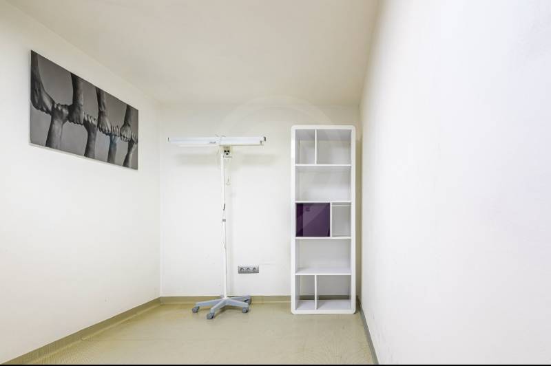 Na predaj dom ktorý môže slúžiť na podnikanie alebo bývanie vo Vrakuni - Izba s policovým regálom, stojanom s lampou a minimalistickým obrazom v rodinnom dome.