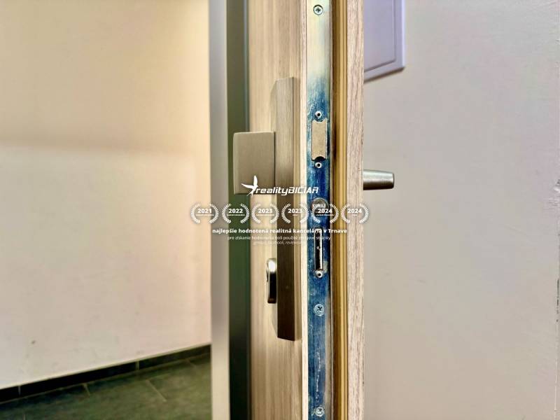 Na predaj moderný 2 izbový byt, komplex MIKO Trnava - Detailný záber na otvorené dvere s kovaním v 2-izbovom byte.
