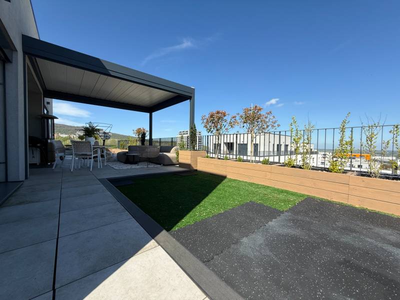 NUERA︱Penthouse s terasou s krásnymi výhľadmi v Dúbravke - Terasa 4-izbového bytu na Agátovej ulici v Bratislave - Dúbravke s výhľadom.