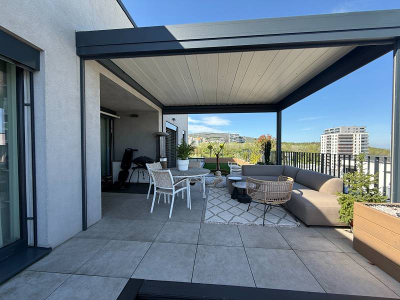 NUERA︱Penthouse s terasou s krásnymi výhľadmi v Dúbravke - Terasa s pergolou pri 4-izbovom byte na Agátovej ulici v lokalite Bratislava - Dúbravka.