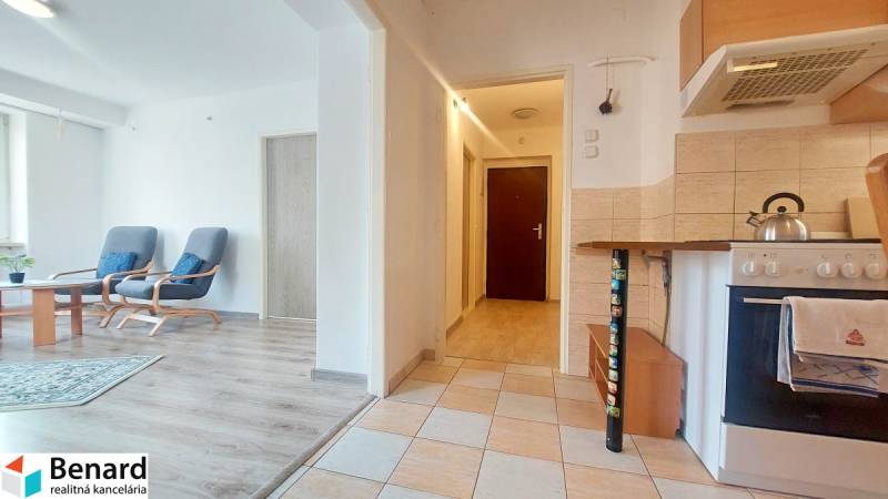 Na PRENÁJOM, VEĽKÝ 2 izb. TEHLOVÝ BYT, SÍDLISKO II., PREŠOV  - Kuchyňa s obývacou izbou, biele steny, podlaha s dreveným dekorom, 2-izbový byt.