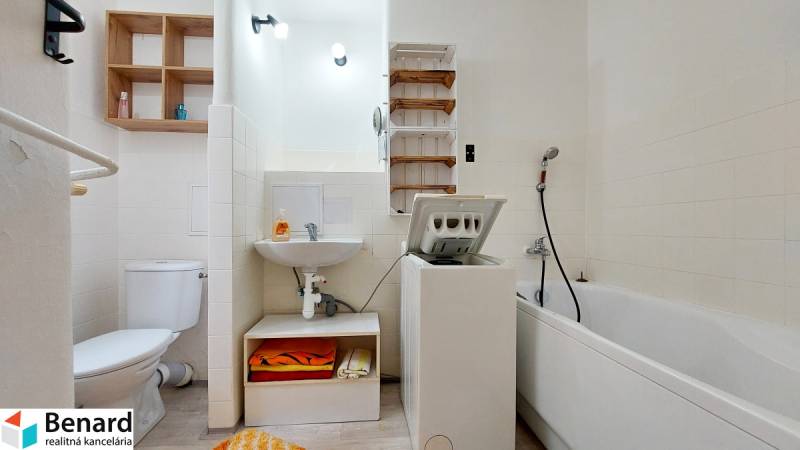 Na PRENÁJOM, VEĽKÝ 2 izb. TEHLOVÝ BYT, SÍDLISKO II., PREŠOV  - Kúpeľňa v 2-izbovom byte so sprchou, práčkou, WC a umývadlom.