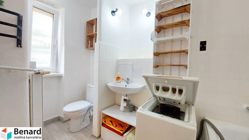 Na PRENÁJOM, VEĽKÝ 2 izb. TEHLOVÝ BYT, SÍDLISKO II., PREŠOV  - Kúpeľňa v 2-izbovom byte s práčkou, sanitačkou a regálom na uteráky.