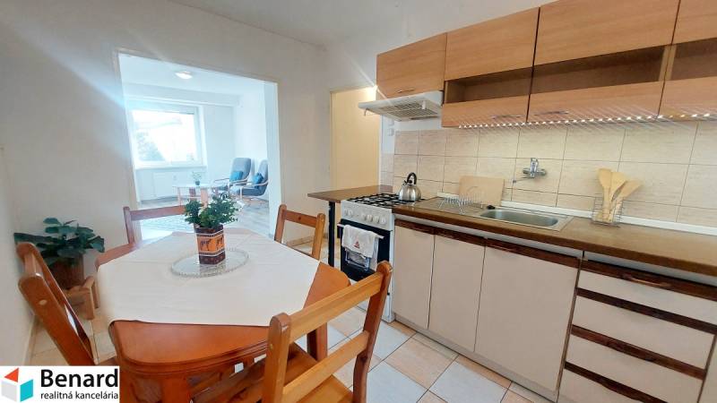 Na PRENÁJOM, VEĽKÝ 2 izb. TEHLOVÝ BYT, SÍDLISKO II., PREŠOV  - Kuchyňa v 2-izbovom byte s posedením, svetlou podlahou a jedálenským stolom.