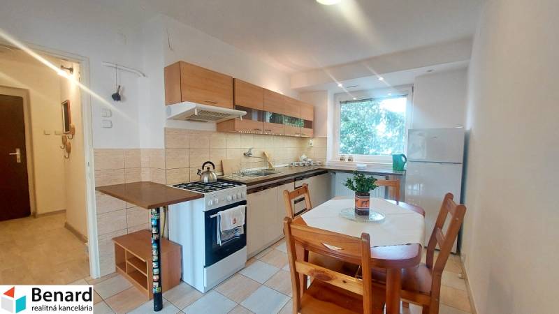 Na PRENÁJOM, VEĽKÝ 2 izb. TEHLOVÝ BYT, SÍDLISKO II., PREŠOV  - Kuchyňa s kuchynskou linkou a jedálenským stolom v 2-izbovom byte.