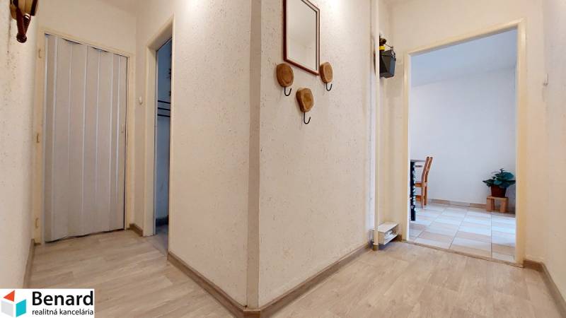 Na PRENÁJOM, VEĽKÝ 2 izb. TEHLOVÝ BYT, SÍDLISKO II., PREŠOV  - Chodba v 2-izbovom byte s bielymi stenami a podlahou s dreveným dekorom.
