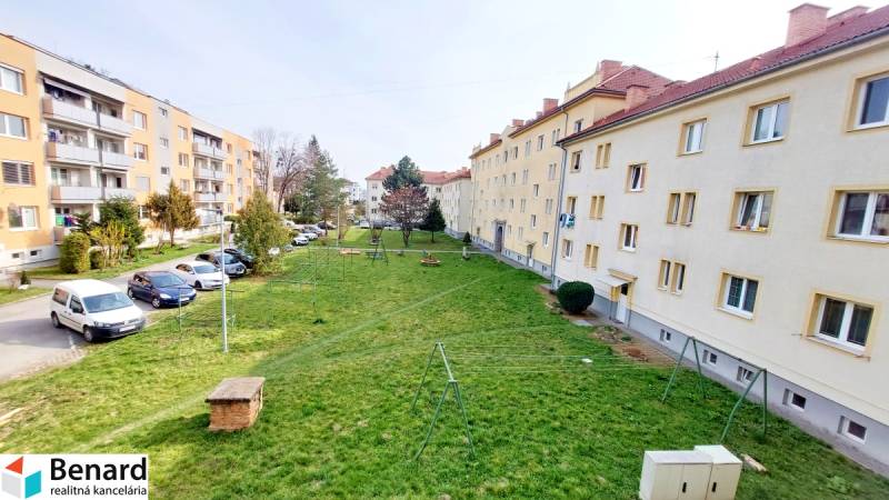 Na PRENÁJOM, VEĽKÝ 2 izb. TEHLOVÝ BYT, SÍDLISKO II., PREŠOV  - Bytové domy a parkovisko medzi zelenými dvormi na ulici Obrancov mieru v Prešove.