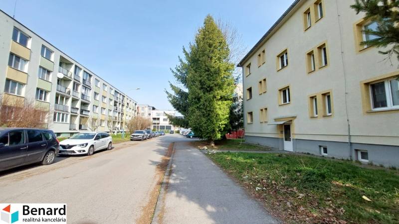 Na PRENÁJOM, VEĽKÝ 2 izb. TEHLOVÝ BYT, SÍDLISKO II., PREŠOV  - Budovy a autá na ulici Obrancov mieru v Prešove, vhodné pre 2-izbový byt.