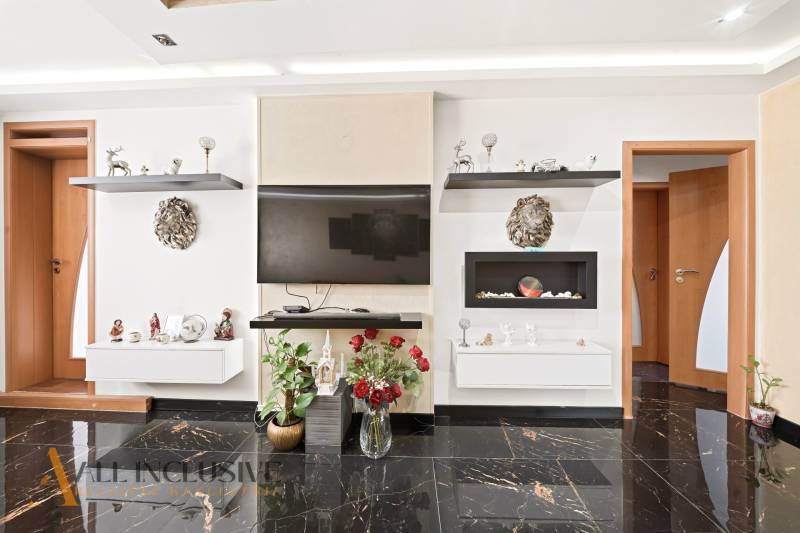 Na predaj 4-izb. byt s loggiou , Dunajská Streda - Obývacia izba so štýlovým príslušenstvom a televízorom na stene, 4-izbový byt.