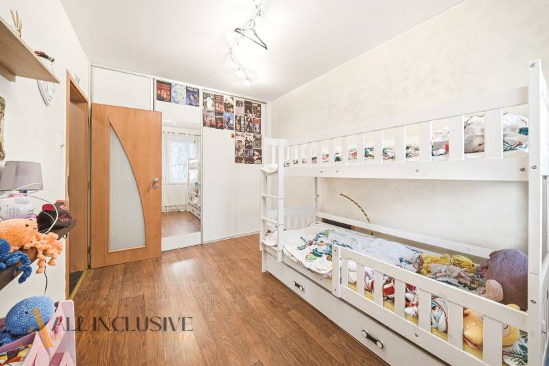 Na predaj 4-izb. byt s loggiou , Dunajská Streda - Detská izba v 4-izbovom byte s poschodovou posteľou a podlahou s dreveným dekorom.